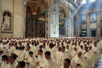 Permanezcan unidos, cuiden a los que están perdidos y sufren, dice el Papa a sacerdotes del mundo