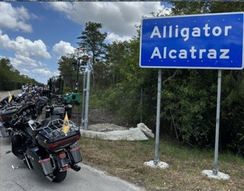 El arzobispo de Miami busca realizar visitas pastorales en Alligator Alcatraz