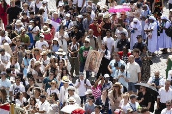 Papa da la bienvenida a los jóvenes en Roma para su jubileo y agradece a los medios de comunicación