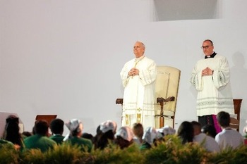 Pope visits teen who fell ill during Jubilee of Youth, prays with family