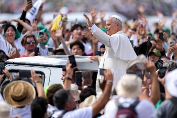 Don't settle for less; God is waiting to transform your life, pope tells youth