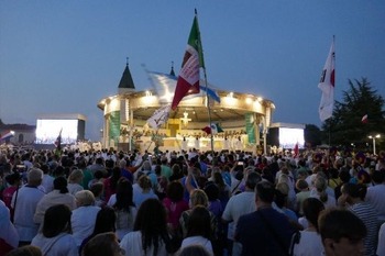 Journey together, seek real encounters, pope advises young people
