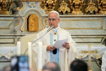 Praying for peace, pope encourages people to look to Mary with hope
