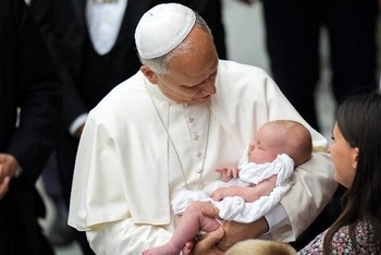 El amor de Cristo es más fuerte que el odio, dice el Papa en su audiencia general