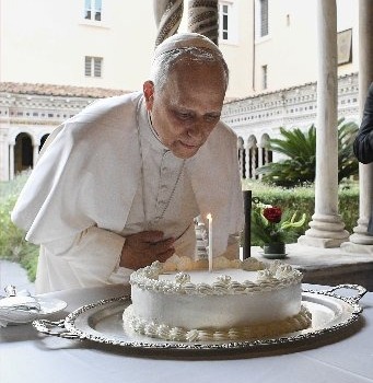 Miles de peregrinos celebraron el cumpleaños del Papa León en la Plaza San Pedro
