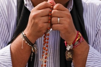 Pope asks everyone to pray the rosary for peace throughout October