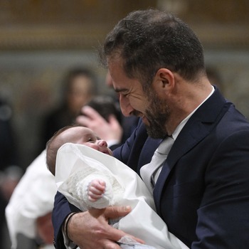 Los padres no deben esperar a que los hijos elijan el bautismo, dice el Papa, al bautizar a 20 bebés