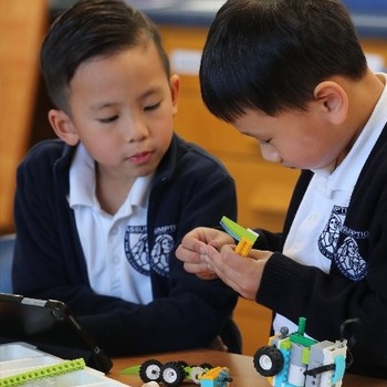 Imágenes, rituales, tradiciones: Cómo se distinguen las escuelas católicas