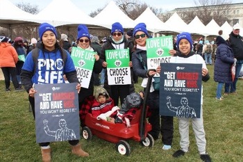 Manifestantes provida celebran el don único de la vida en la 53.ª marcha anual por la vida