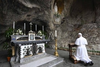 El Papa León reza en la gruta de Lourdes del Vaticano por la Jornada Mundial del Enfermo