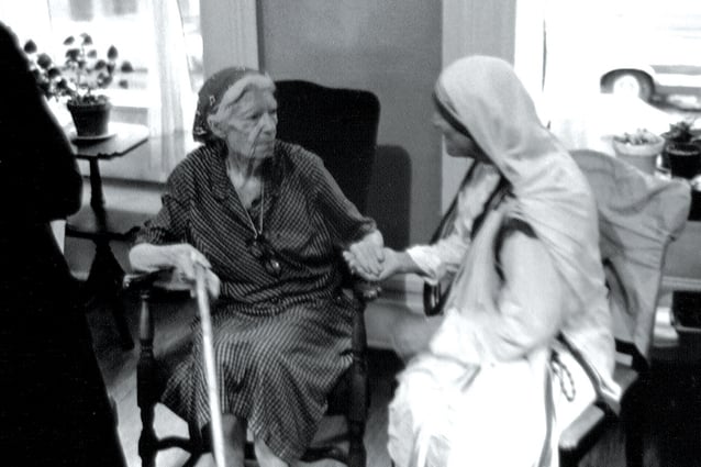 Mother Teresa visits Dorothy at Maryhouse, a Catholic Worker center in New York City, 1977. // Photo by William Barrett.