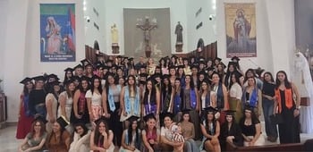 Los graduandos piden la bendición de La Iglesia.