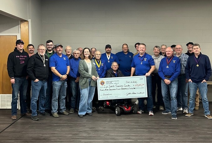 LeMars Knights donate to disabilities center