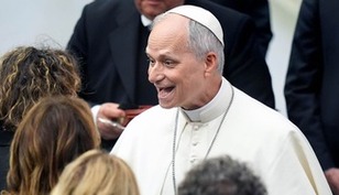 Pope thanks media, urges them to be peacemakers