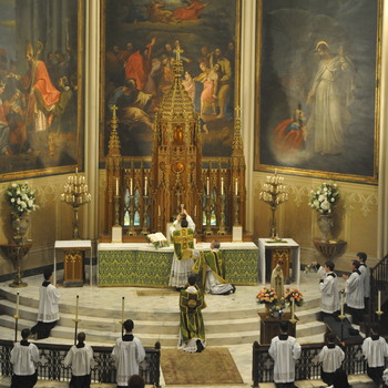 Appealing for unity, pope restores limits on pre-Vatican II Mass