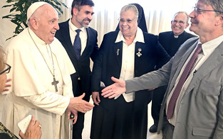 Holy Family Sister Alicia Costa meets the pope
