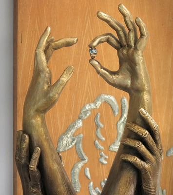 Dominican Class of ’72 gifts sculpture to school