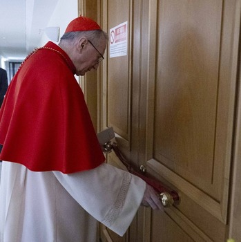 Cardinals hold first meeting after pope's death